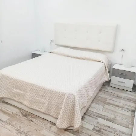 Apartment Charming Near With Pool